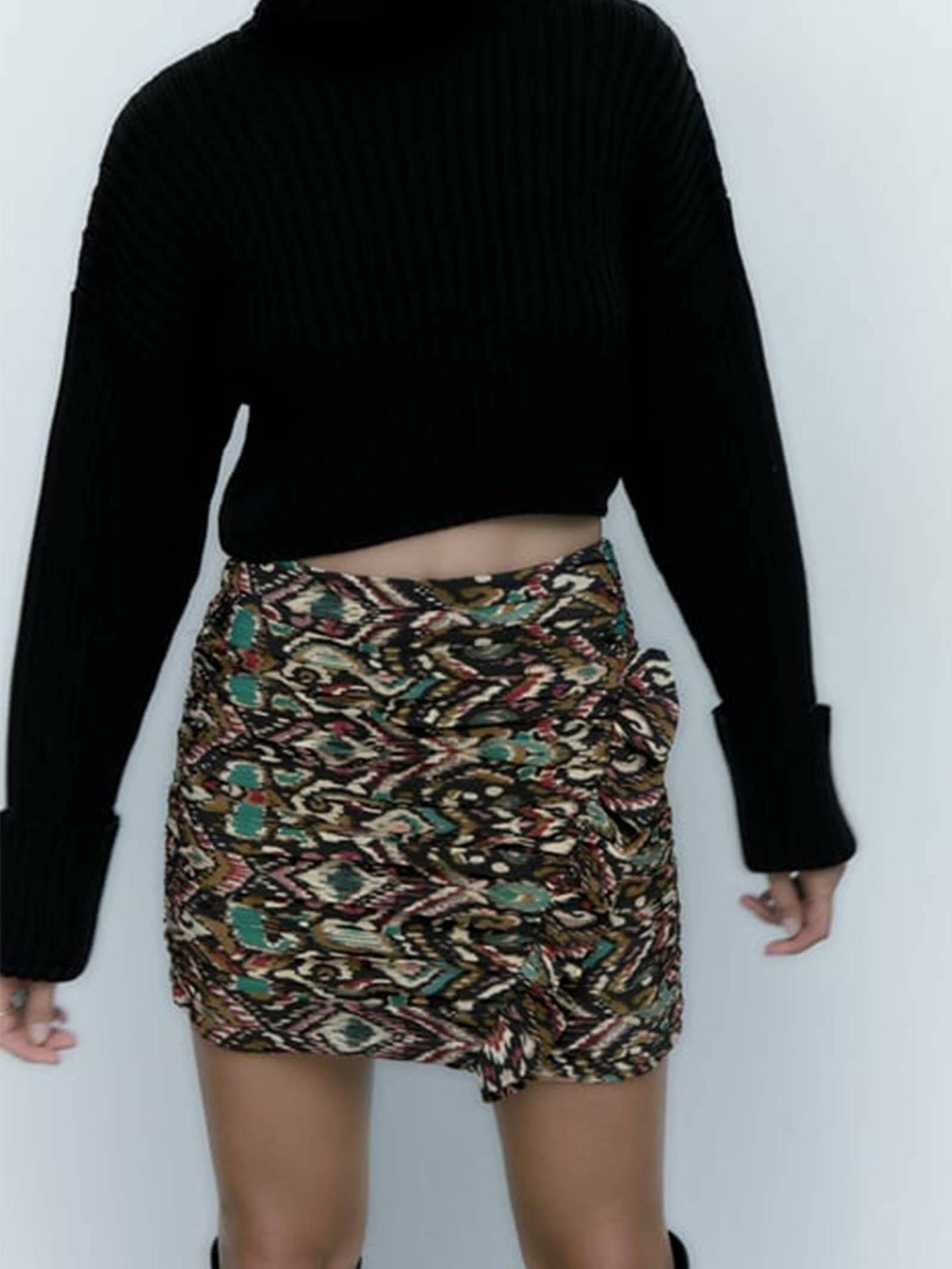 La nueva falda de Zara ideal para combinar con botines. (Cortesía)