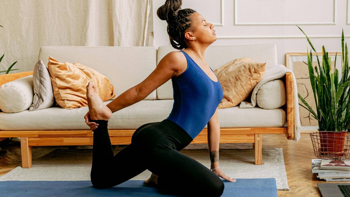 Pilates en pared: el ejercicio viral para una espalda sana y un vientre plano