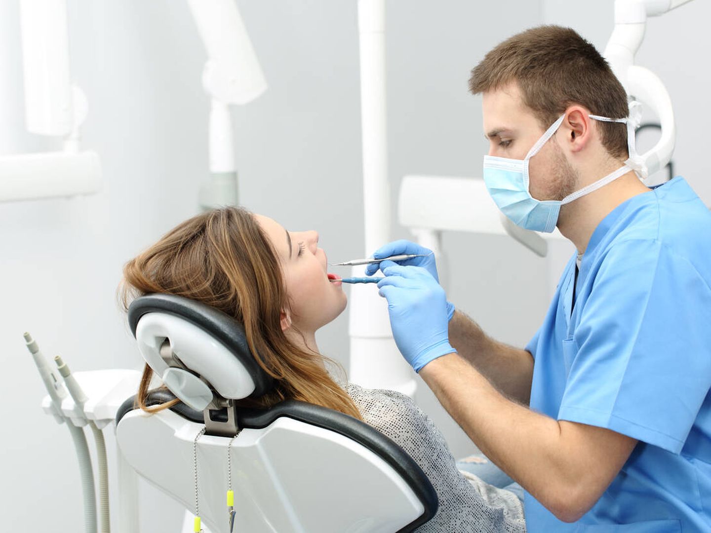 La limpieza bucal profesional es imprescindible para evitar la periodontitis. (iStock)