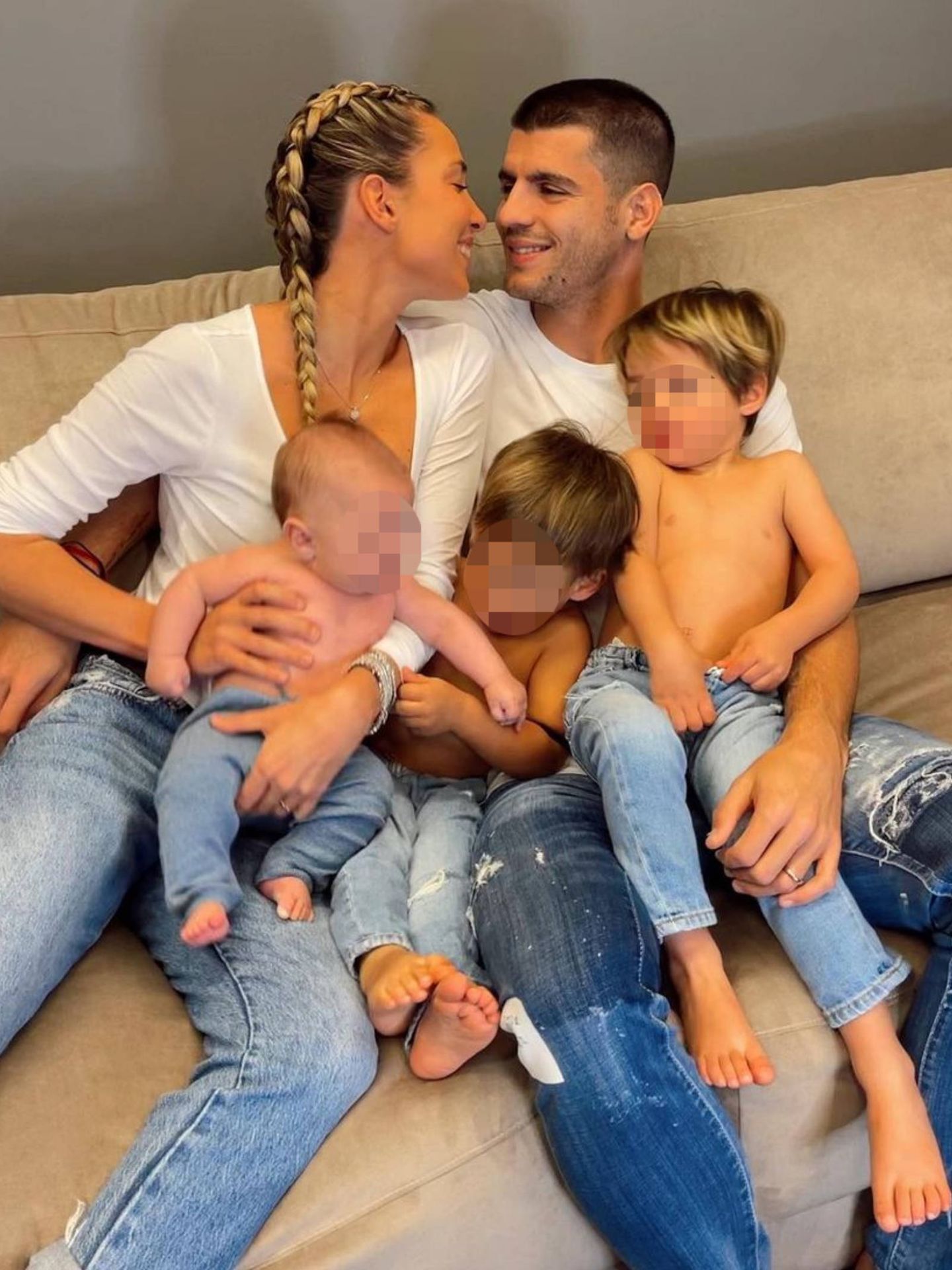 Alice Campello, Álvaro Morata y sus tres hijos. (Instagram @alicecampello)