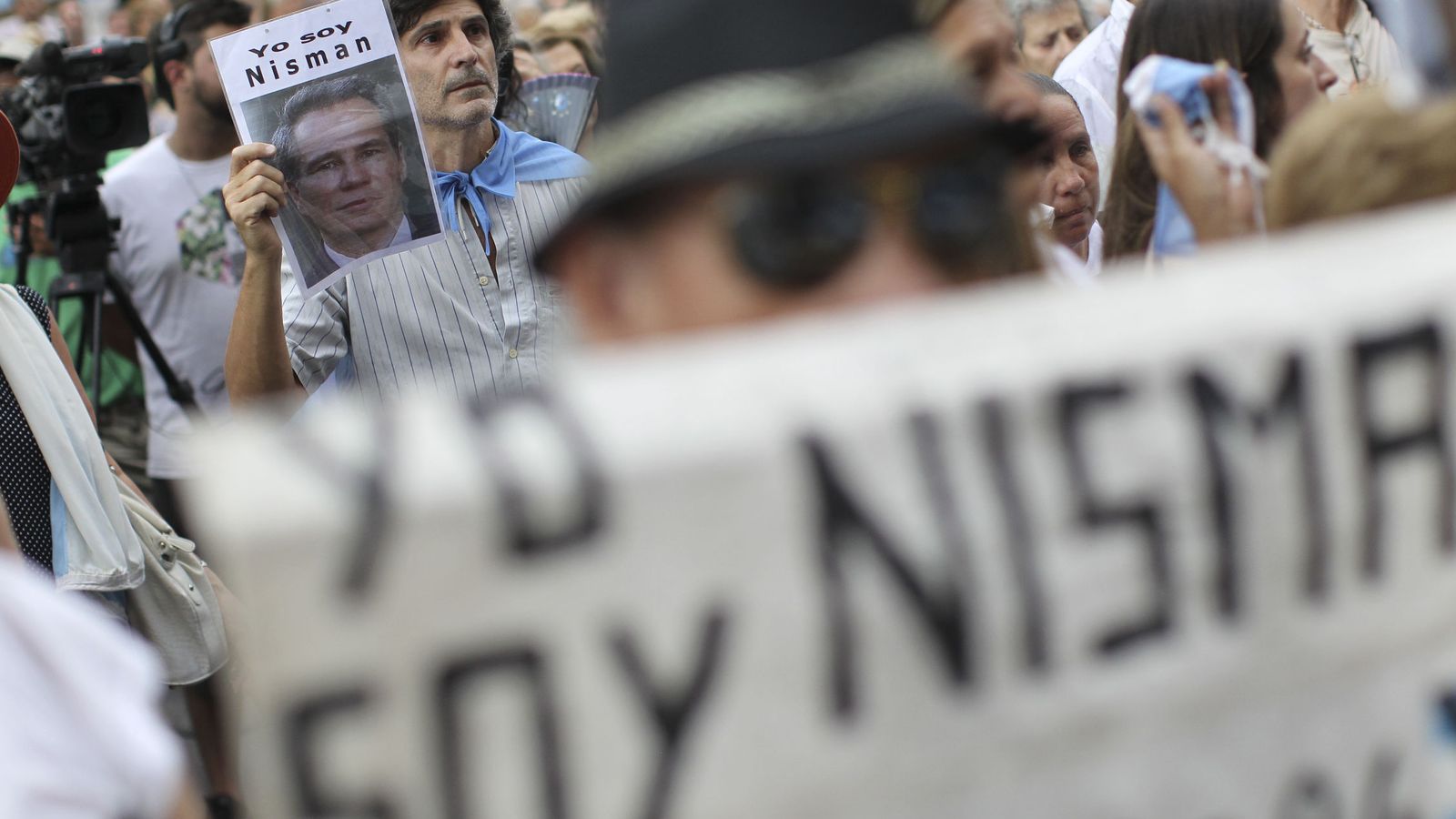 Foto: Manifestantes marchan para pedir justicia en el caso del fiscal Alberto Nisman, el 18 de febrero de 2016, en Buenos Aires (Efe).