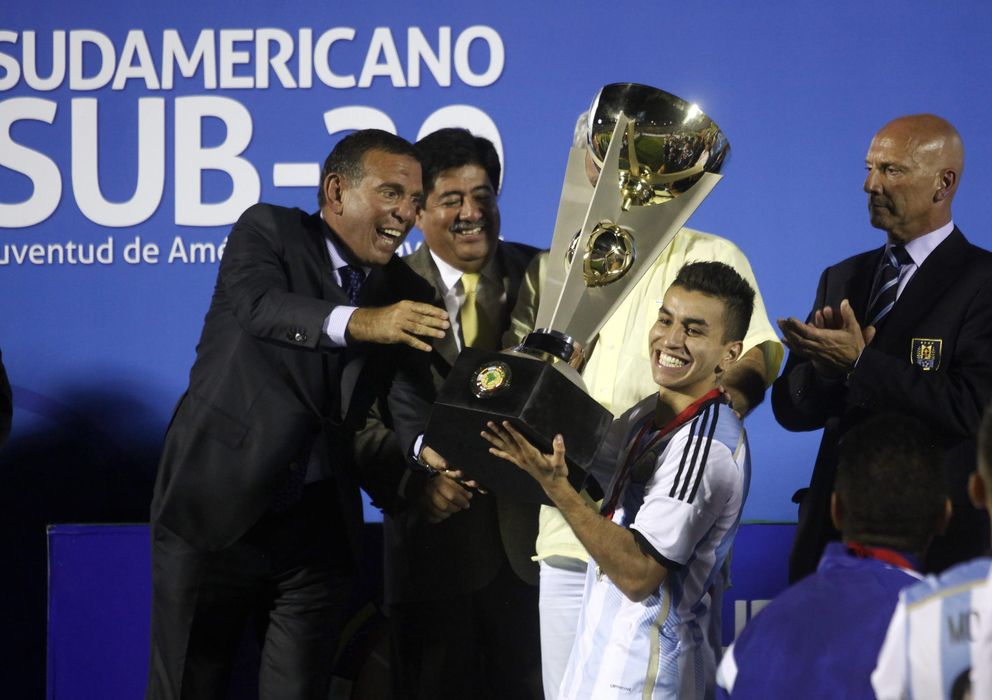 Foto: Ángel Correa recibe el trofeo que acredita a Argentina como campeona del Sudamericano sub-20 (EFE).