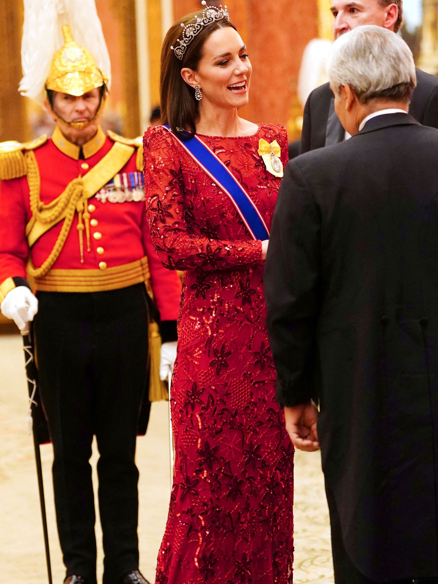 Kate eligió un vestido de Jenny Packham y la tiara de flor de loto. (Reuters/Pool/Victoria Jones)