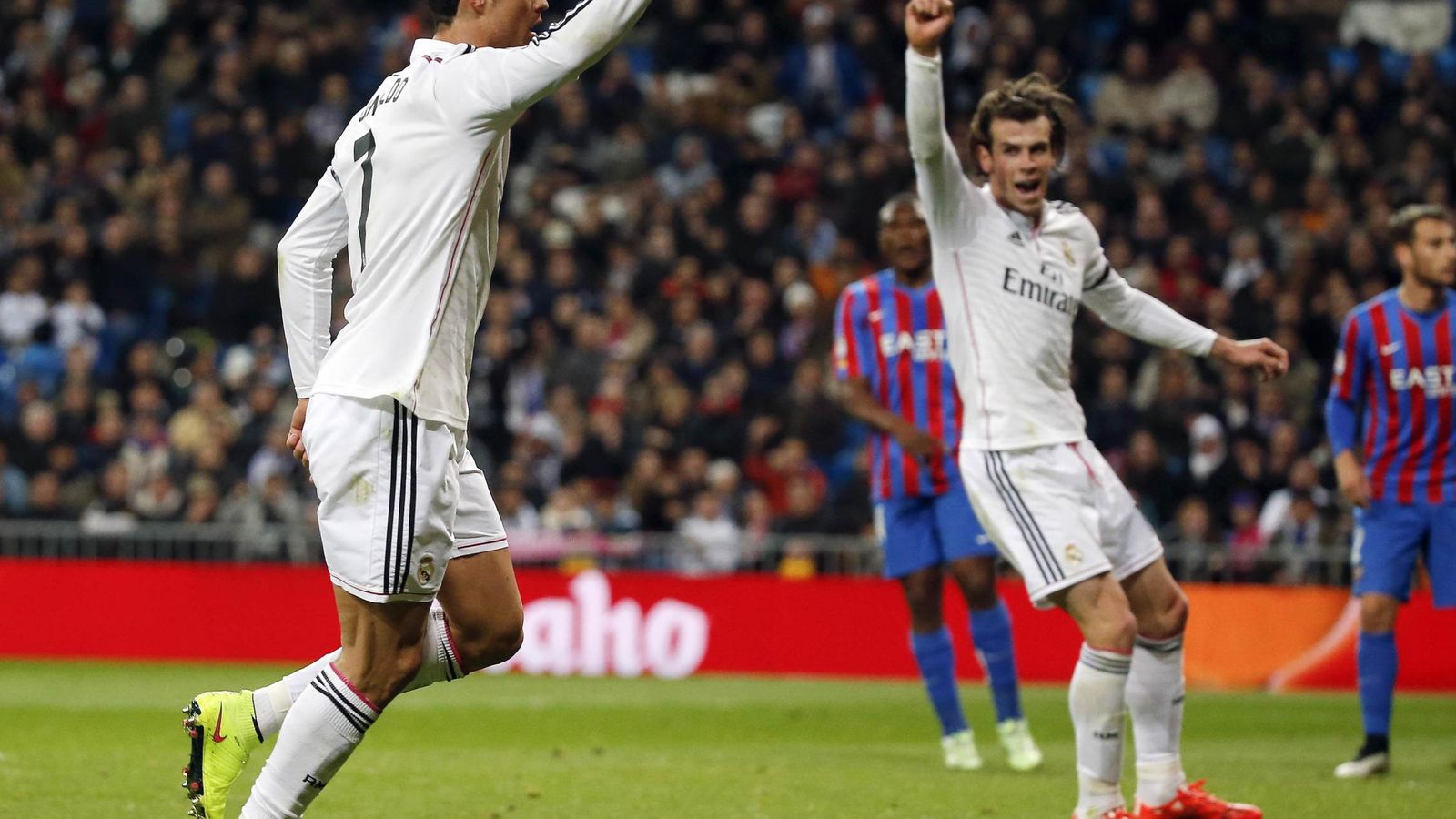 Foto: Cristiano Ronaldo y Gareth Bale, en el partido ante el Levante (Reuters). 