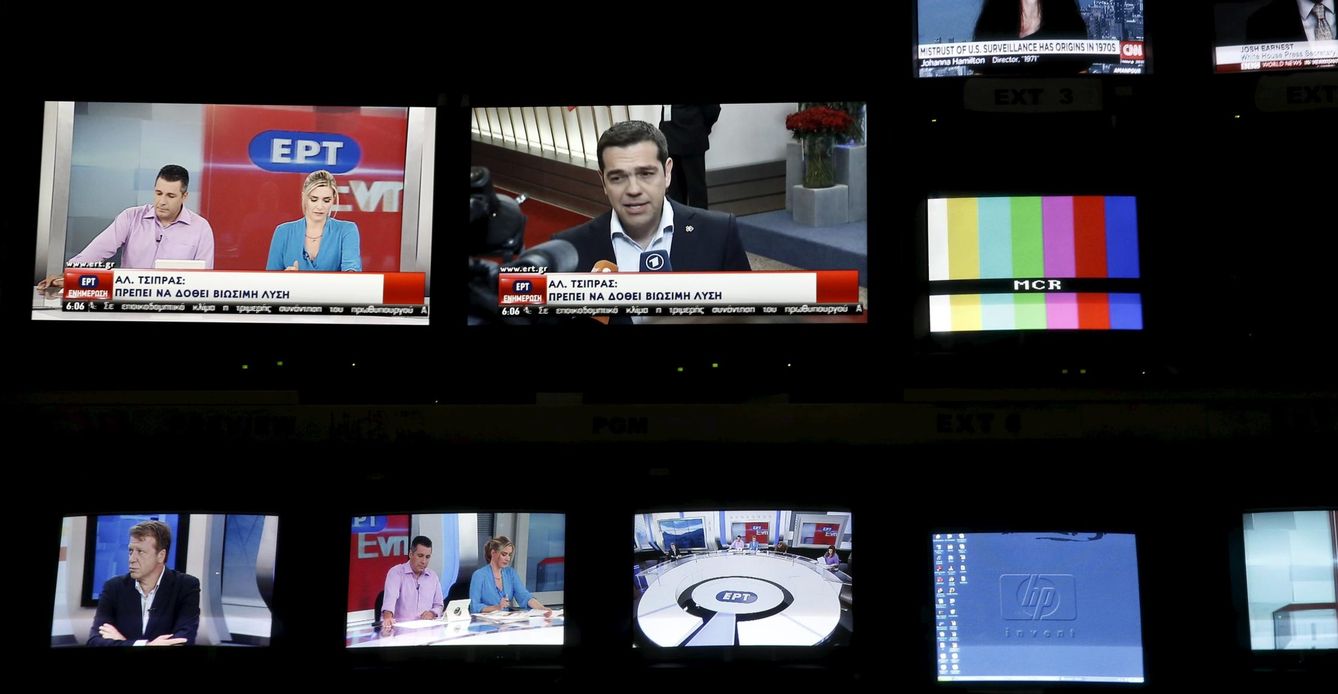 Foto: El primer ministro griego, Alexis Tsipras, en los monitores durante la primera emisión tras la reapertura de ERT, el 11 de junio en Atenas (Reuters). 