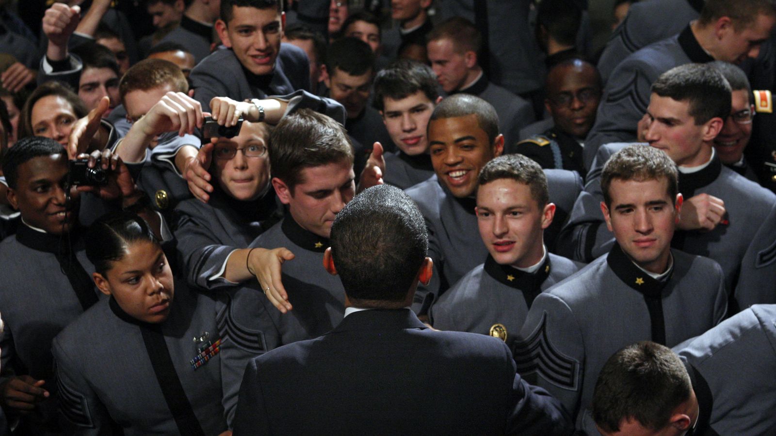 Foto: El presidente Barack Obama saluda a cadetes en la academia militar de West Point, el 1 de diciembre de 2009 (Reuters).