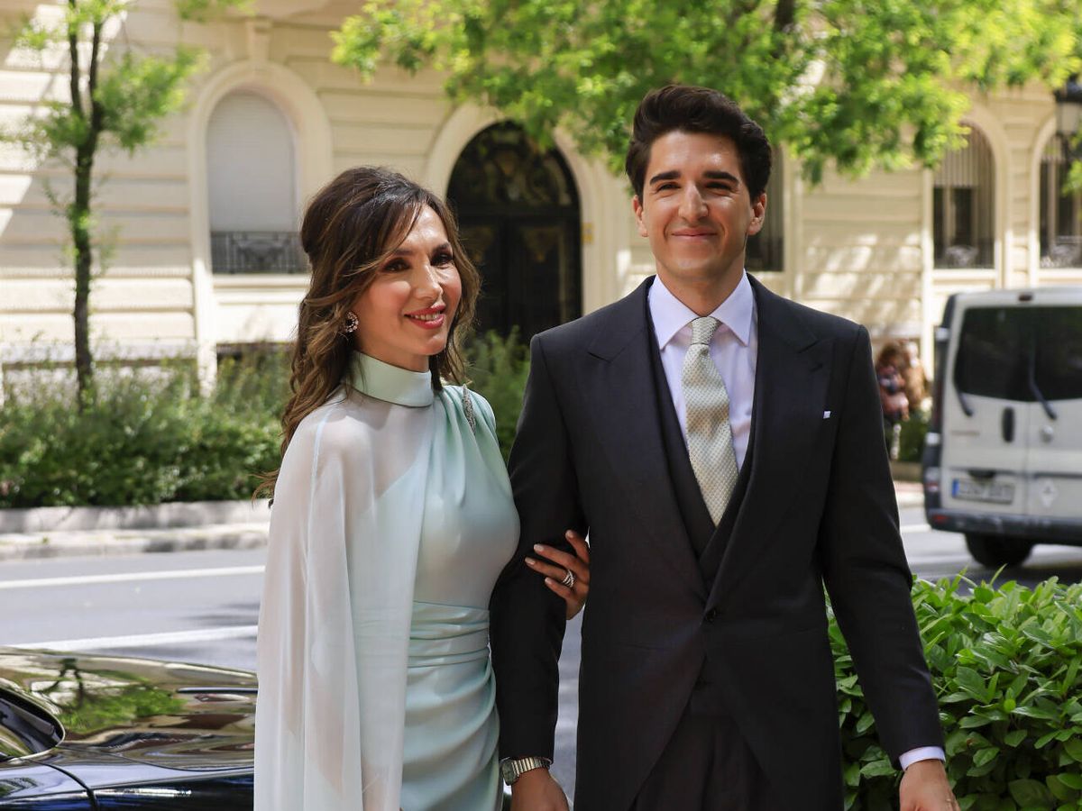 Foto: Paloma Lago y su hijo, Javier García-Obregón, en la boda de este. (Gtres)