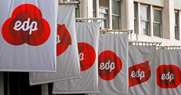 Foto: Banderas con el logo de EDP. (Reuters)