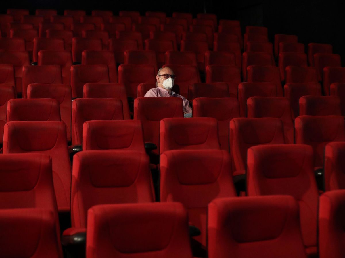 Foto: Un hombre ocupa una butaca de cines en Madrid. (EFE/Kiko Huesca)