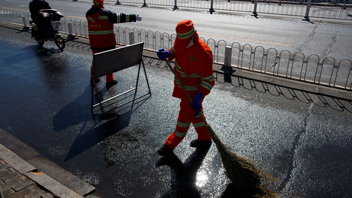 Desinfección por las calles de Pekín (Reuters)