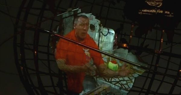 Foto: El astronauta de la NASA Andrew Feustel golpea a la pelota