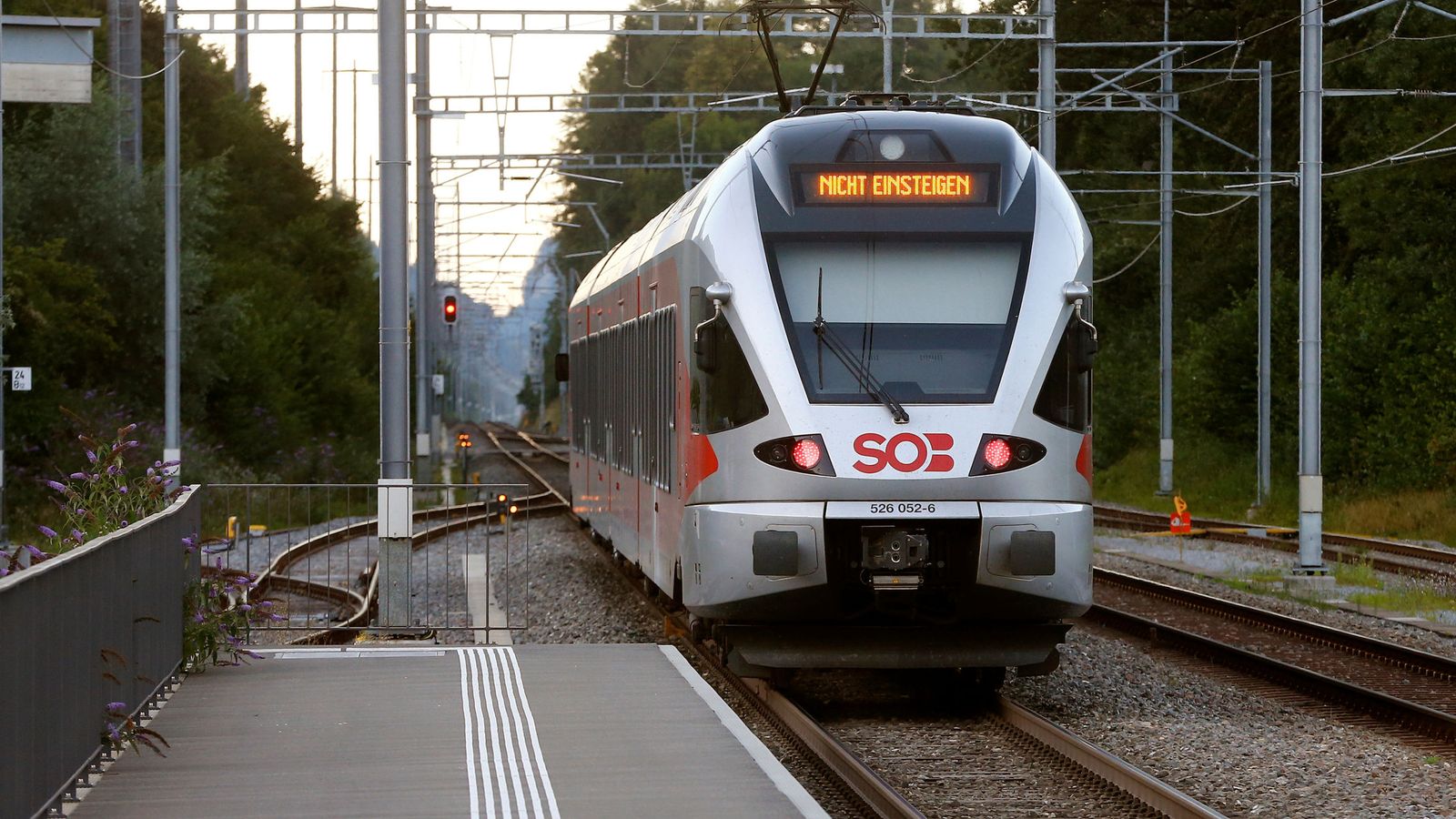 Foto: Un tren con el mensaje "No entrar" tras el ataque a un tren suizo en la estación de tren de Salez. (Reuters)