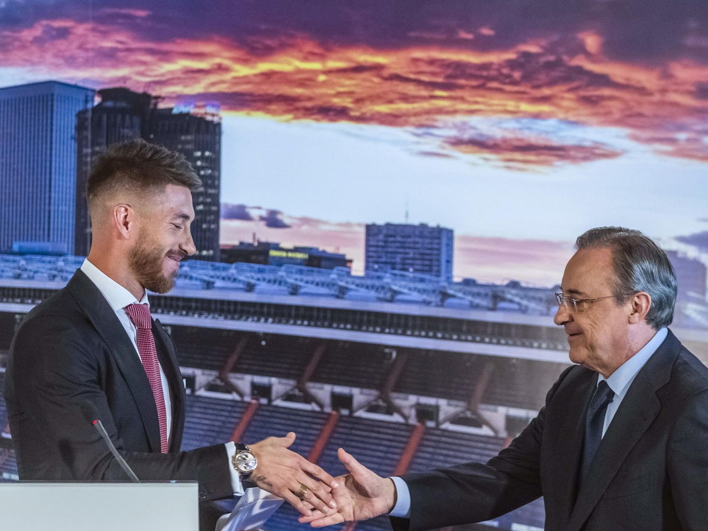 Sergio Ramos y Florentino Pérez se dan la mano en el salón de actos del Bernabéu. (EFE)