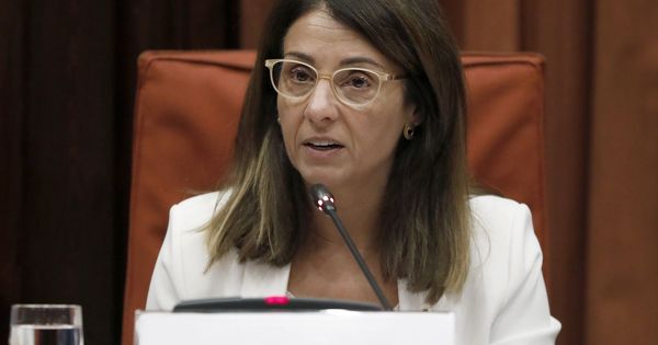 Foto: La 'consellera' de Presidencia, Meritxell Budó, en el Parlament. (EFE)