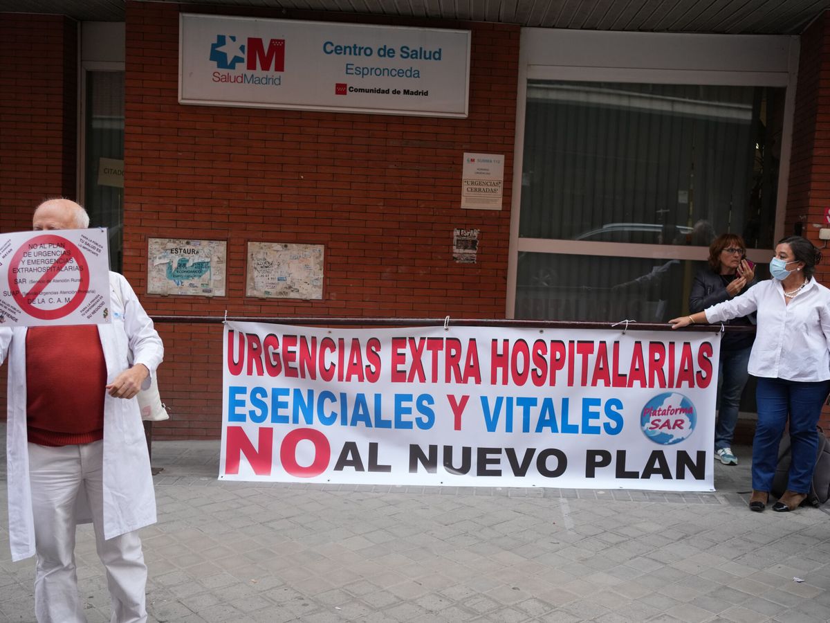 Foto: Sanitarios protestan en el estreno del centro de urgencias de Espronceda. (EFE/Borja Sánchez-Trillo)