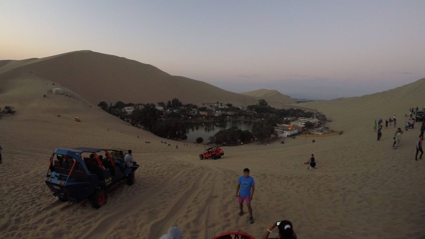 Turistas tras una excursión en 'buggy' por el desierto. (Fran Sánchez Becerril)