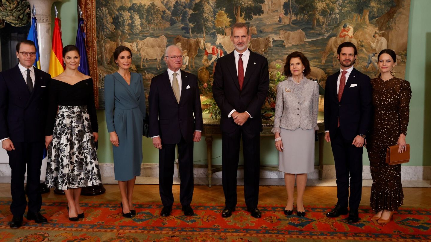 Los Reyes, junto a la familia real sueca. (EFE/Juanjo Martín)