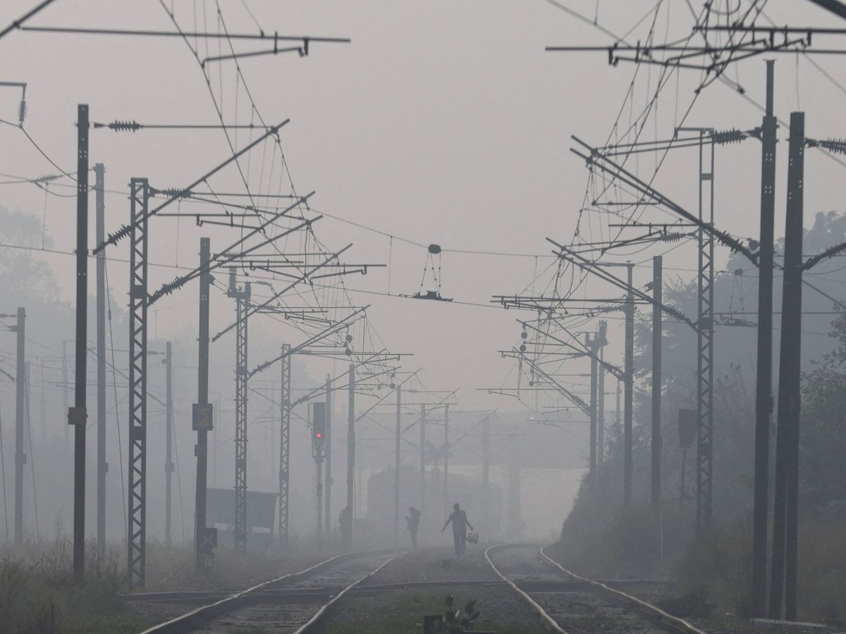 Foto: Un hombre camina por las vías de un tren en Nueva Delhi. (Reuters/Anushree Fadnavis)