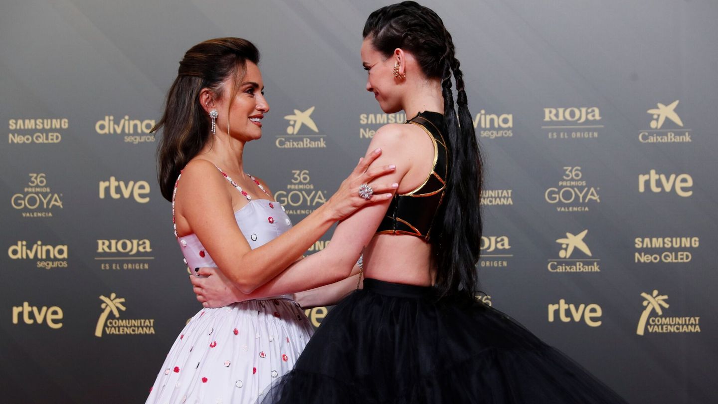 Las actrices Penélope Cruz y Milena Smit posan en la alfombra roja durante la 36.ª edición de los Premios Goya. (EFE/Biel Aliño)