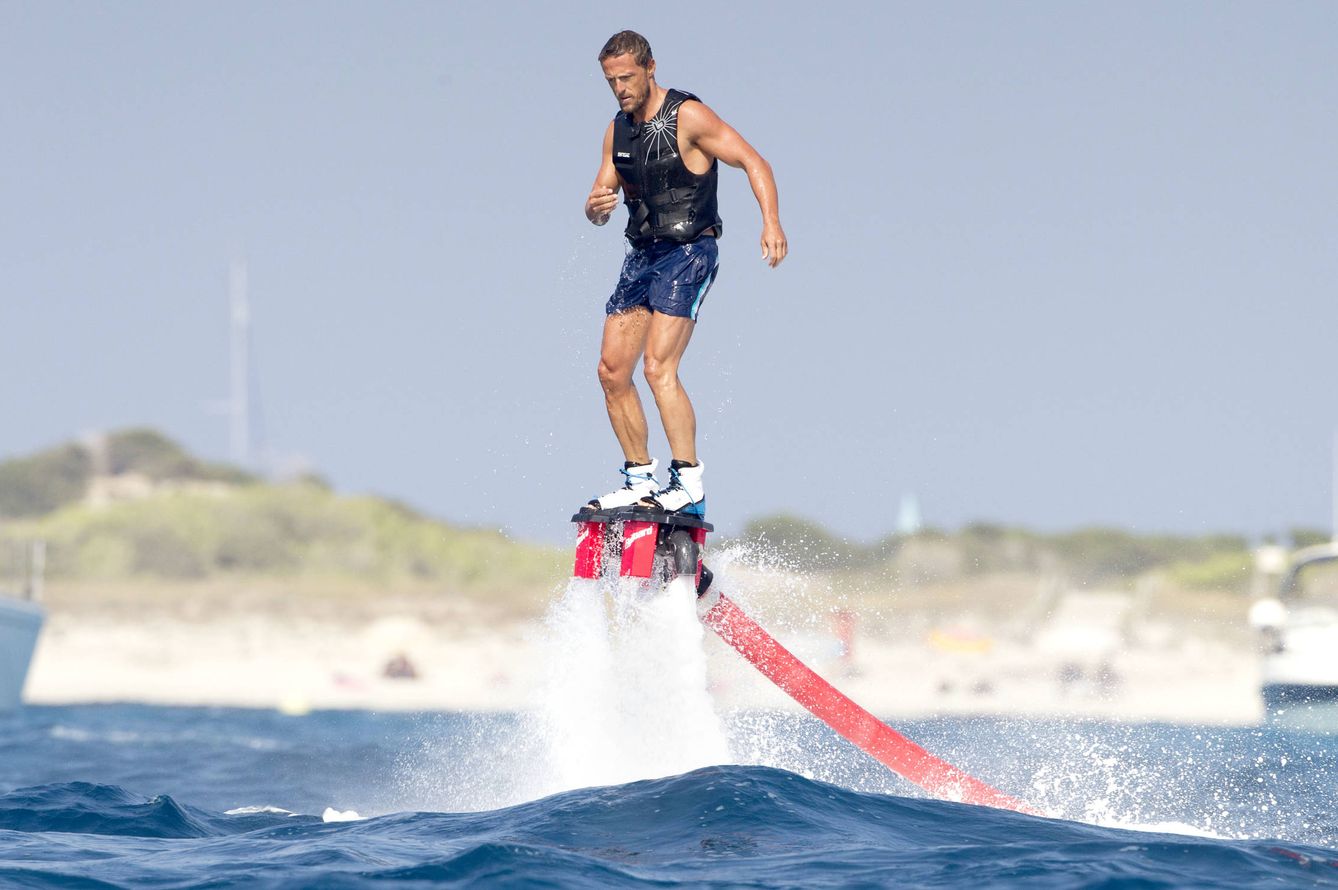 El piloto Sete Gibernau practicando 'flyboard' en las aguas de Ibiza (Gtres)
