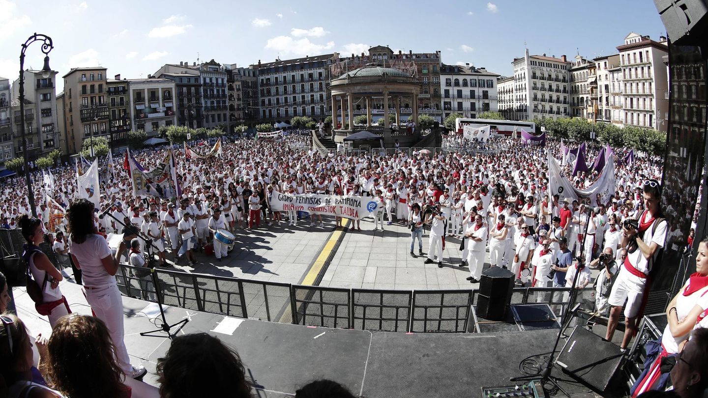 Miles de personas han paralizado este domingo la celebración festiva de los Sanfermines para protestar durante unos minutos en la Plaza del Castillo de Pamplona. (EFE)