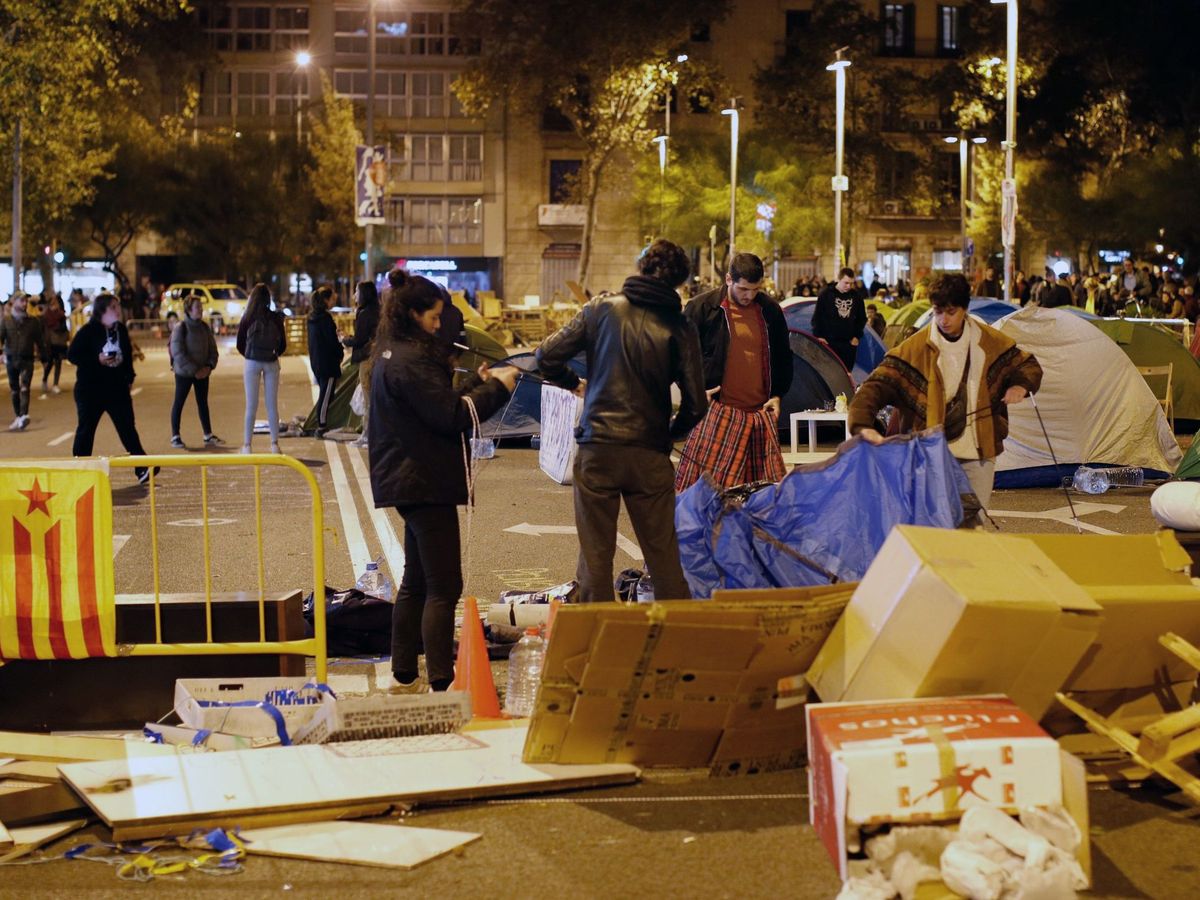 Foto: La acampada estudiantil de Barcelona ha sido desvalijada y mermada a la mitad de participantes. (EFE)