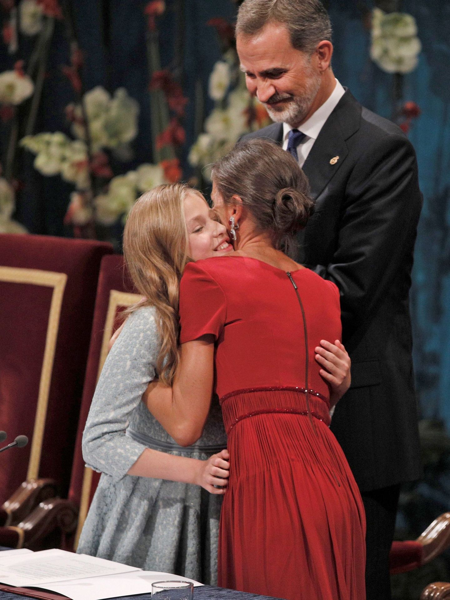 El beso de la reina Letizia a Leonor tras su primer discurso en los Premios Princesa de Asturias. (EFE)