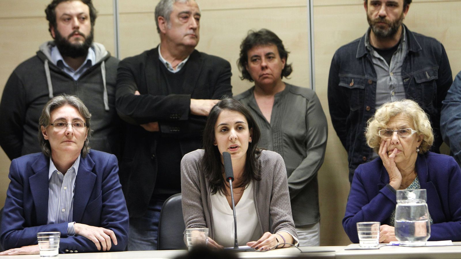 Foto: La portavoz del Ayuntamiento de Madrid, Rita Maestre (i) junto a la alcaldesa de Madrid, Manuela Carmena (d), y otros concejales de Ahora Madrid. (EFE)