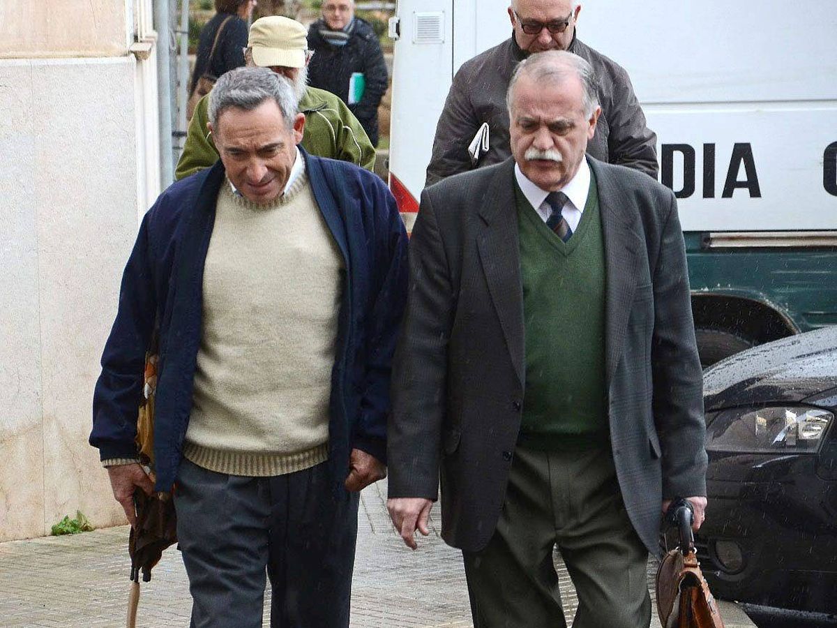 Foto: En la imagen, facilitada por el Diario de Mallorca, Barceló (i), acompañado de su abogado cuando fue a declarar en 2013. (EFE/PERE ANTONI RAMIS PONS)