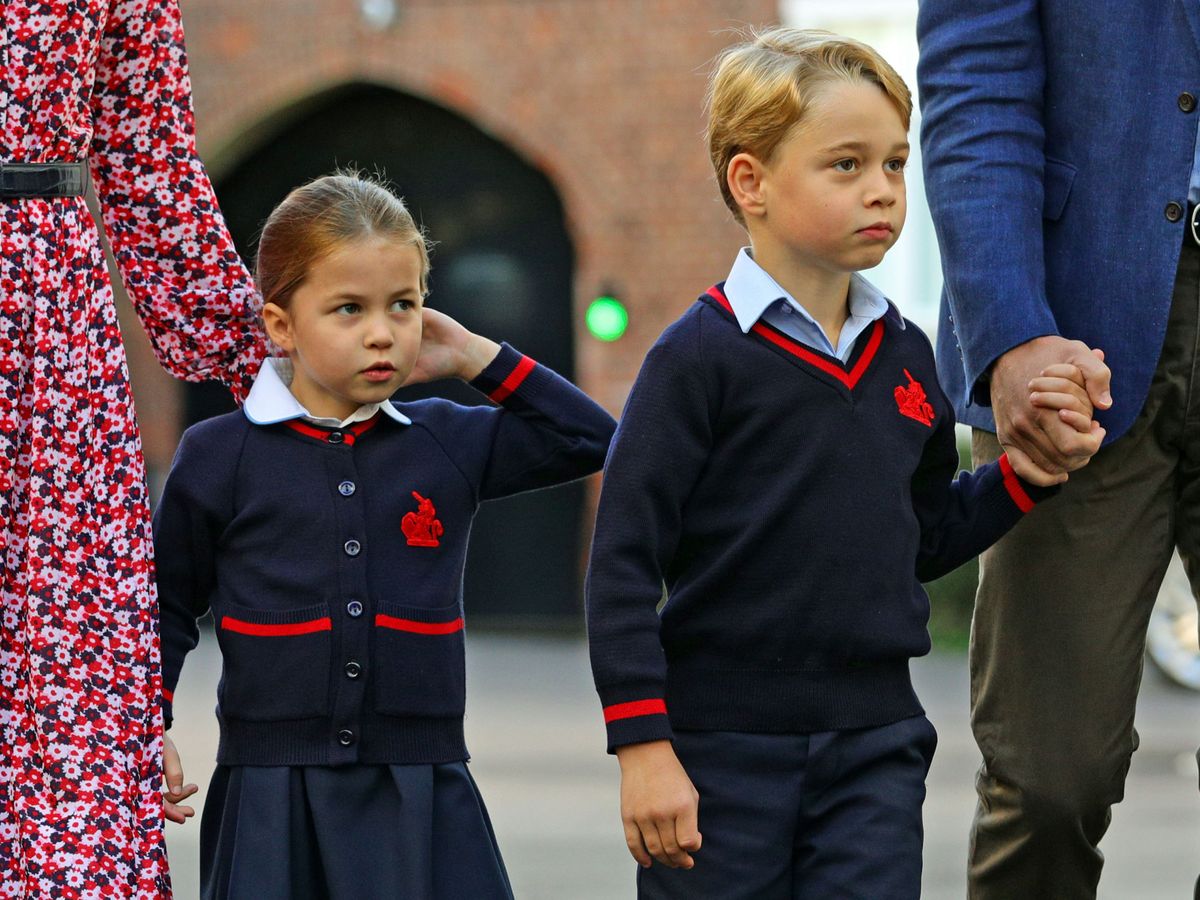 Foto: George y Charlotte de Cambridge, en su primer día de escuela. (Reuters)