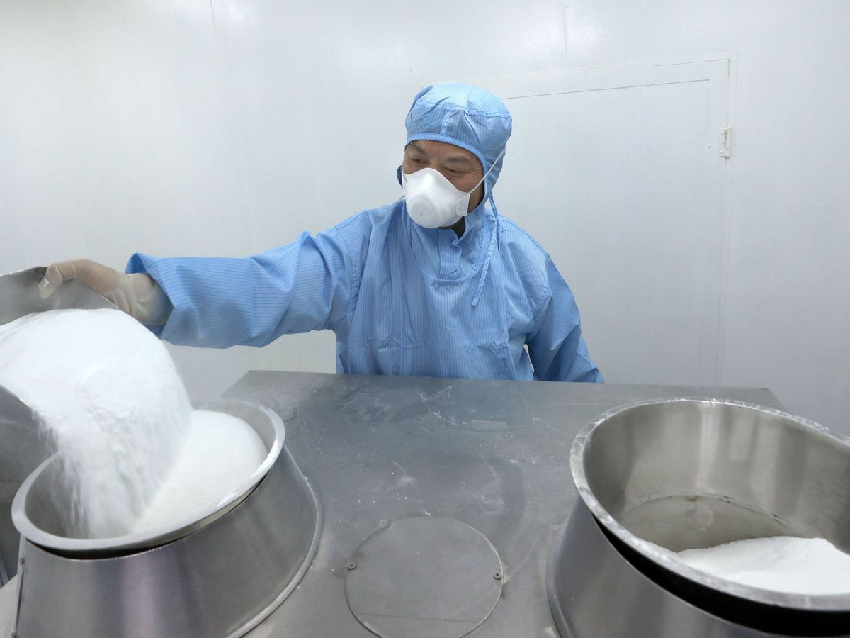 Foto: Un empleado produce cloroquina en Nantong, China. (EFE / EPA)