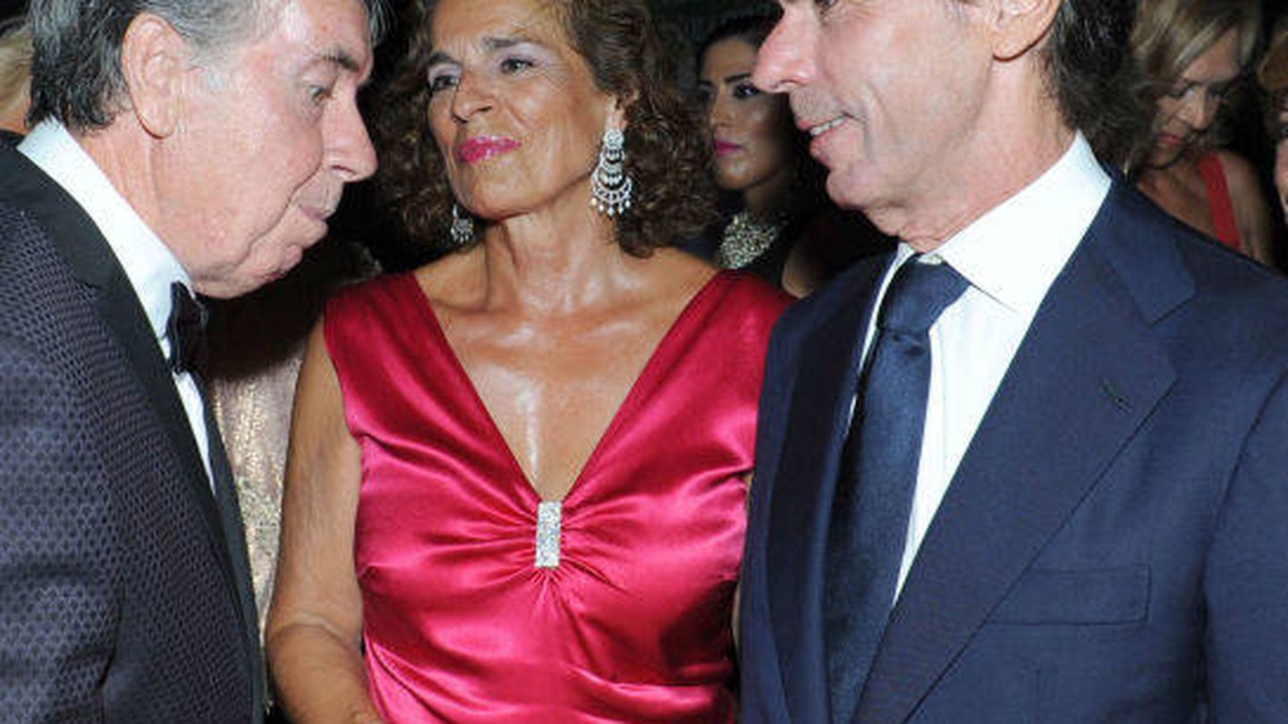 Aznar con Manolo Santana y Ana Botella en la gala de la AECC. (Gtres)