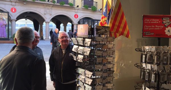 Foto: Esteladas, las únicas banderas que se pueden comprar en la tienda oficial del 'Poble Espanyol'. (Fotos: Ángel Villarino)