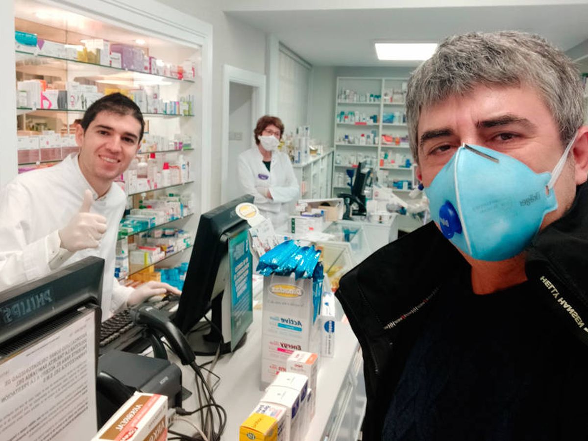Foto: Toni Dovale, con su bata, en la farmacia familiar (Foto: Twitter)