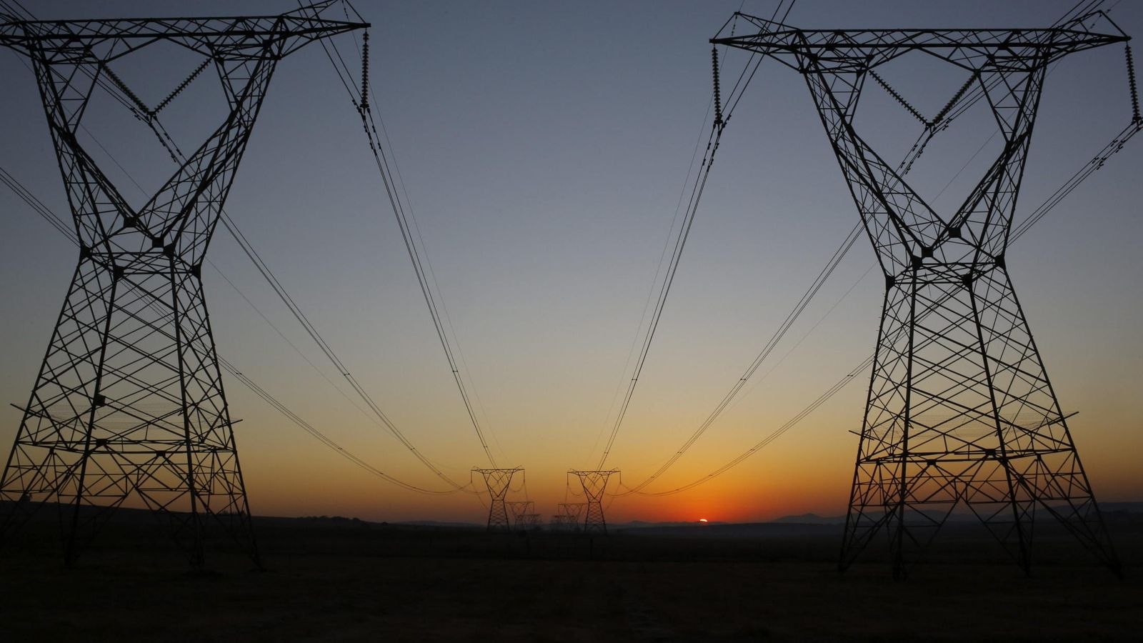Foto: Dos postes eléctricos en Sudáfrica. (EFE)