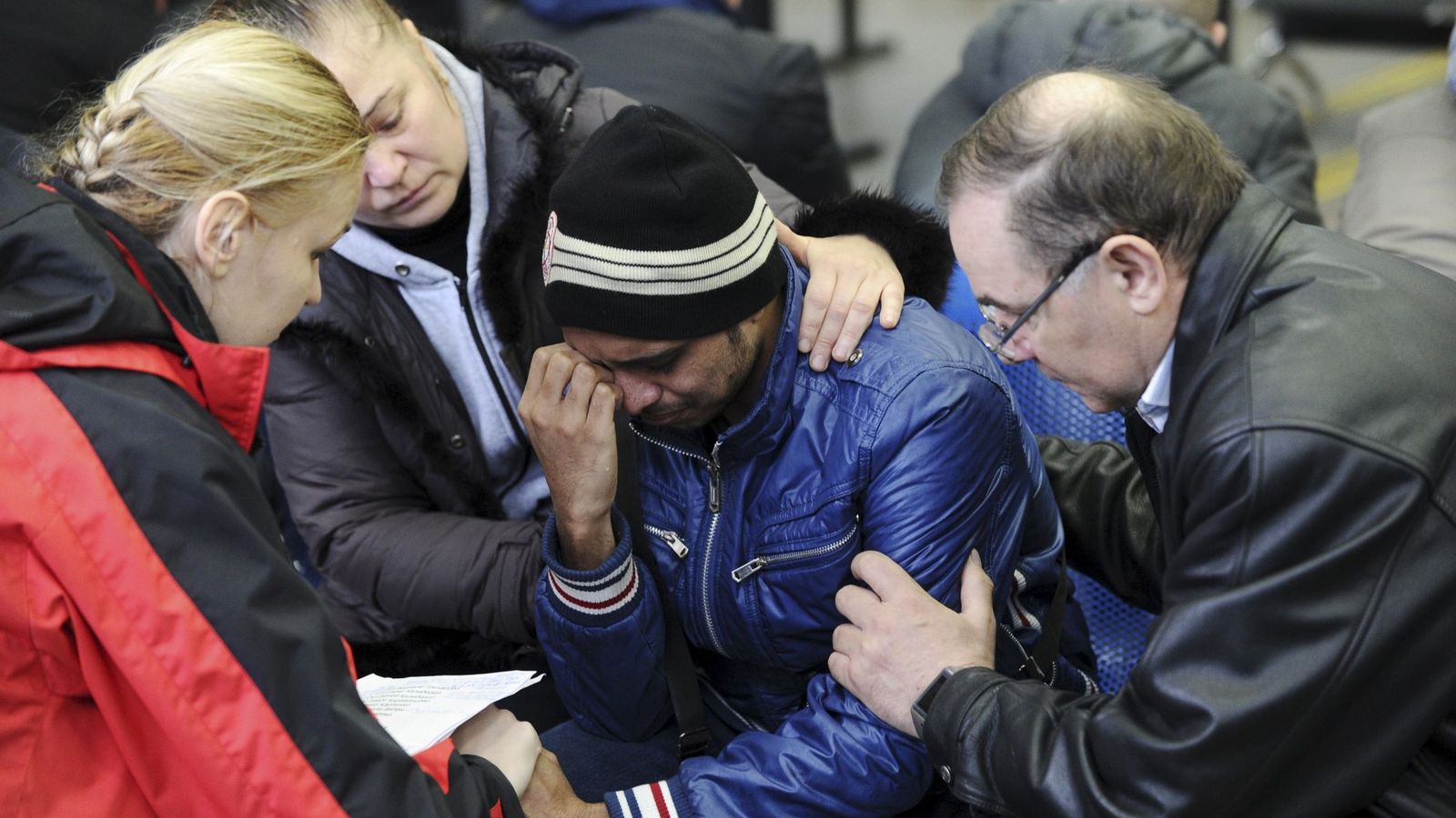 Foto: Una psicóloga atiende al familiar de una de las víctimas en el aeropuerto de Rostov (Reuters)