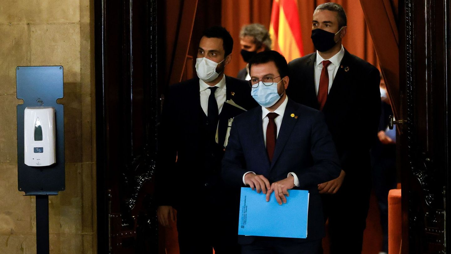  El vicepresidente de la Generalitat, Pere Aragonés (c), el presidente del Parlament, Roger Torrent (i), y el conseller de Exteriores, Bernat Solé tras la mesa para aplazar las elecciones (EFE)