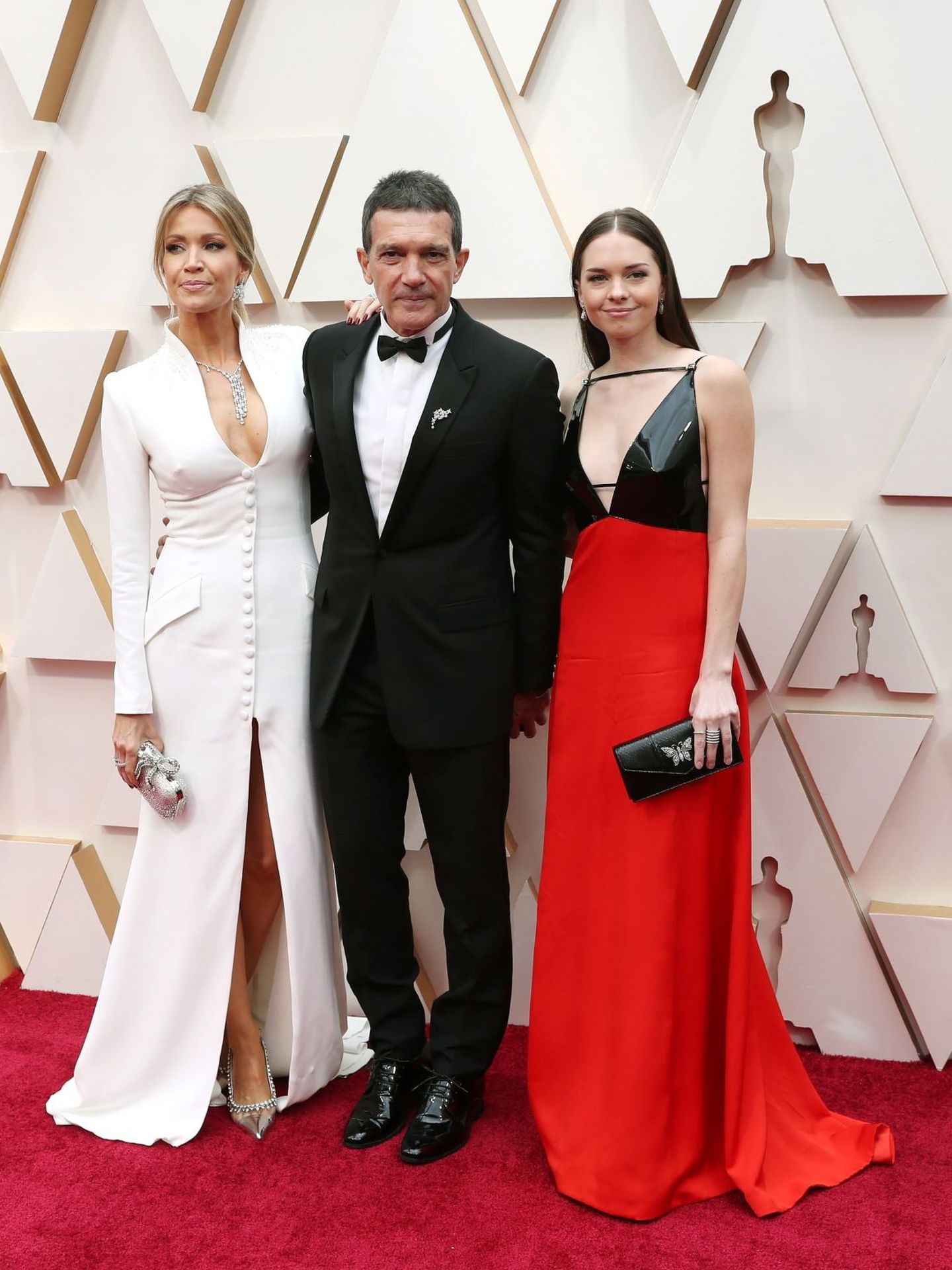 Antonio Banderas posa con su hija Stella del Carmen y su pareja, Nicole Kimpel, a su llegada a la 92ª edición de los Oscar. (EFE/David Swanson)