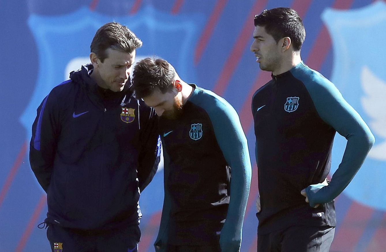 Unzué conversa con Messi en un entrenamiento. (EFE/Alberto Estévez)