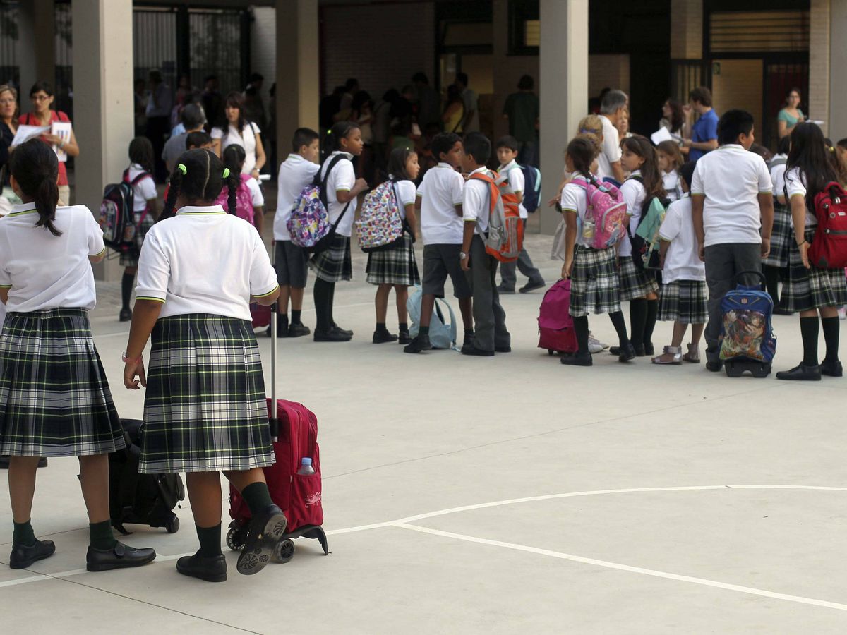 Foto: Alumnos con uniforme escolar. (EFE/Toni Albir)