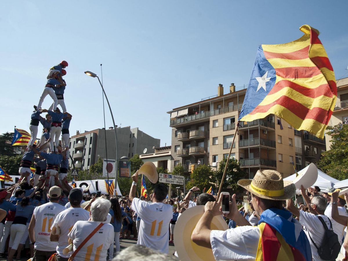 Foto: Manifestación en Salt (Girona) con motivo de la Diada de Cataluña. (EFE)