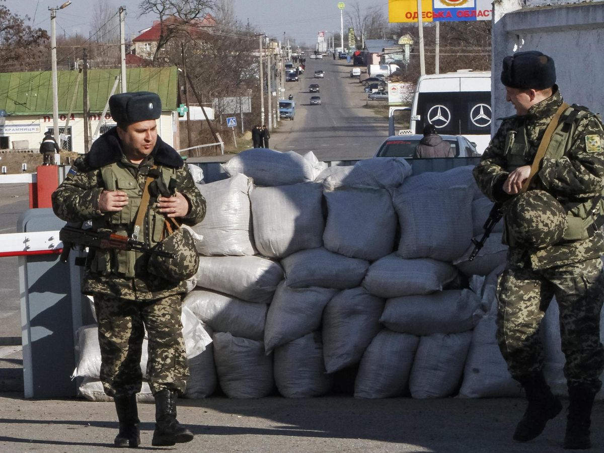 Foto: Guardias ucranianos vigilan en el 'checkpoint de la frontera de Ucrania con Transnistria. (Reuters/Yecgeny Volokin)