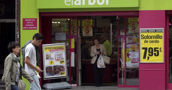 Foto: DIA compró los supermercados El Árbol por un euro en 2014. (EFE)