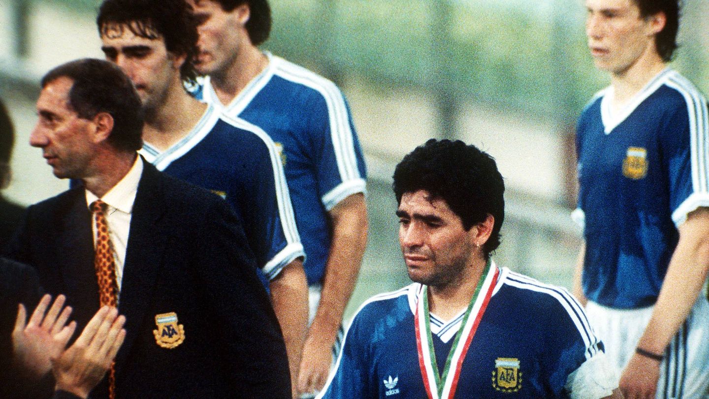 Maradona, tras perder la final de Italia 90. (Imago)