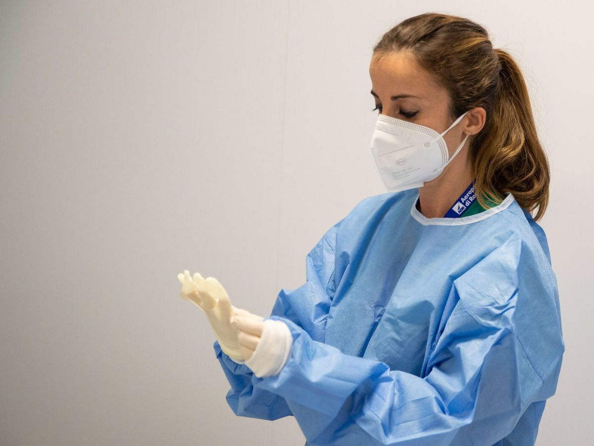 Foto: Una enfermera realiza una prueba de detección de coronavirus en un aeropuerto de Italia. (EFE) 