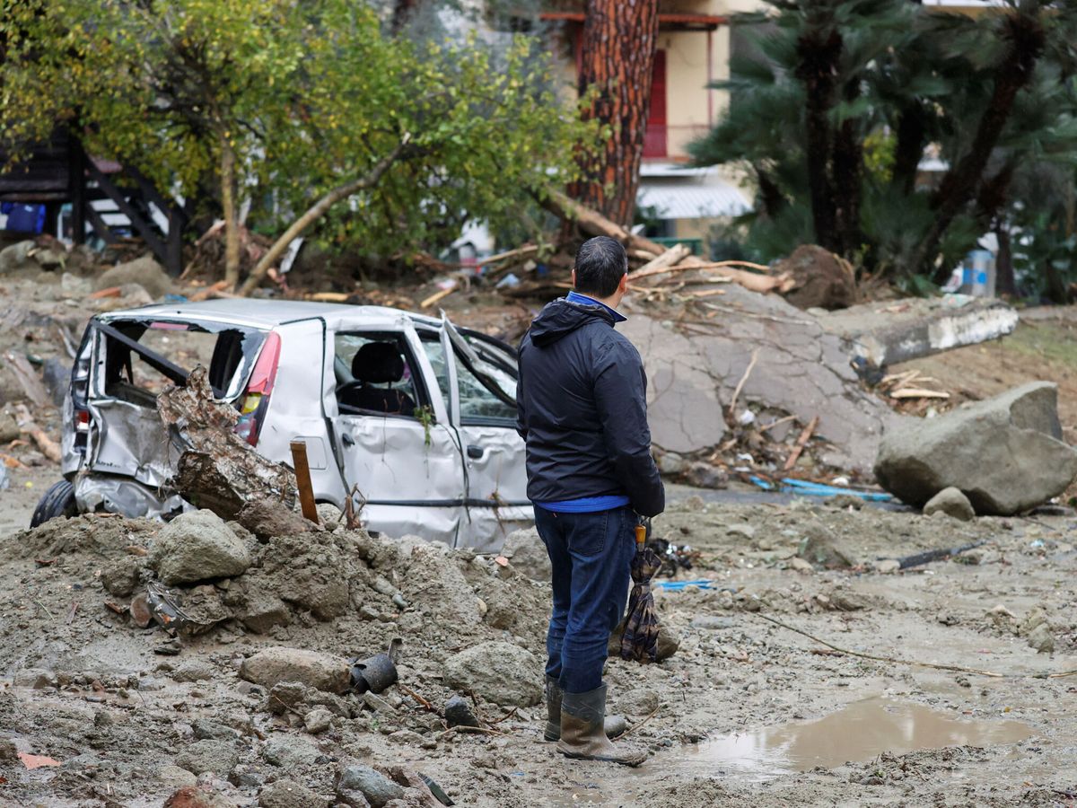 Foto: Un hombre observa la destrucción por las inundaciones. (Reuters/Ciro de Luca)