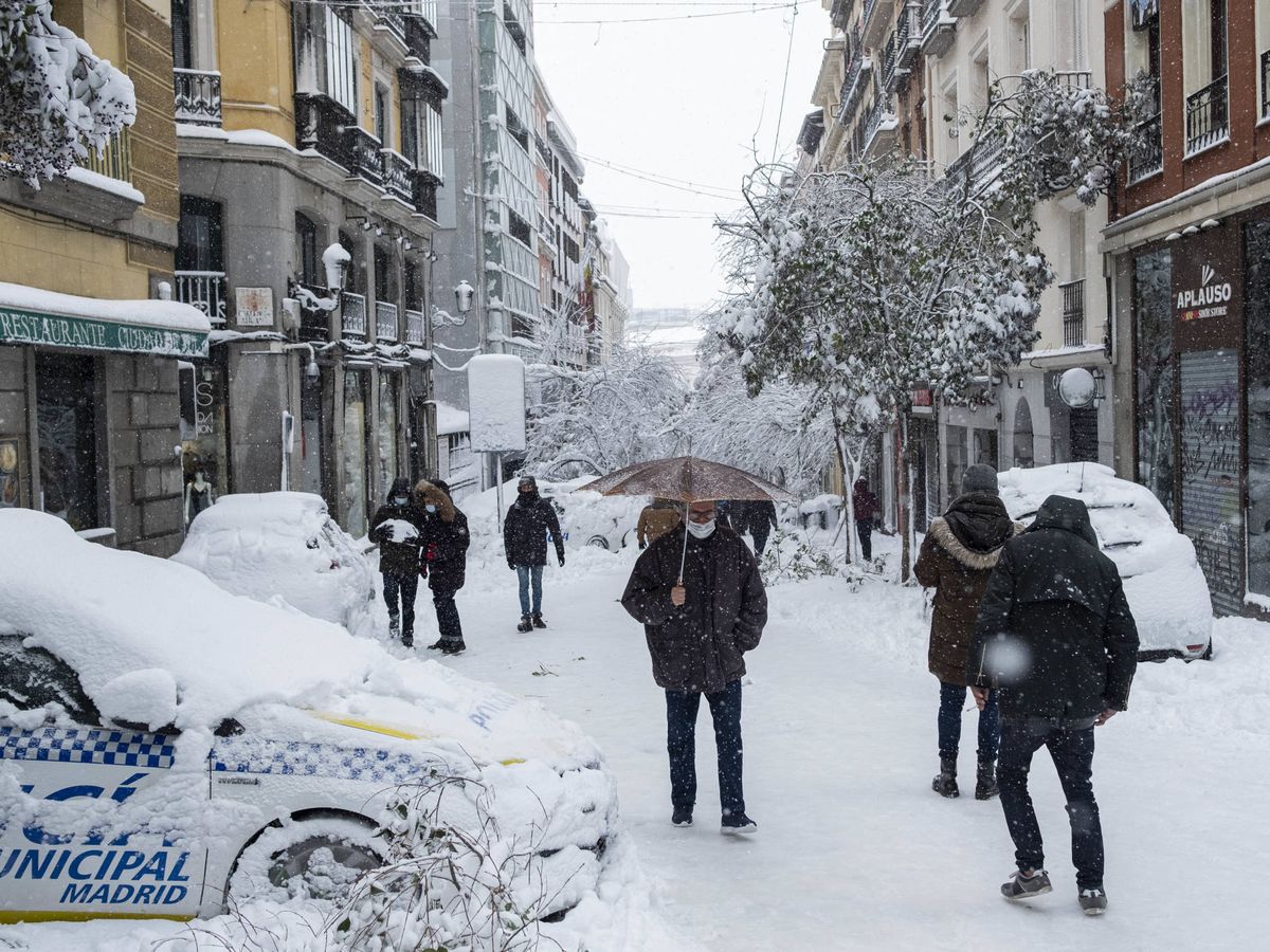 Foto: Vista de la Calle Montera durante la nevada de la borrasca Filomena en Madrid. (Sergio Beleña)