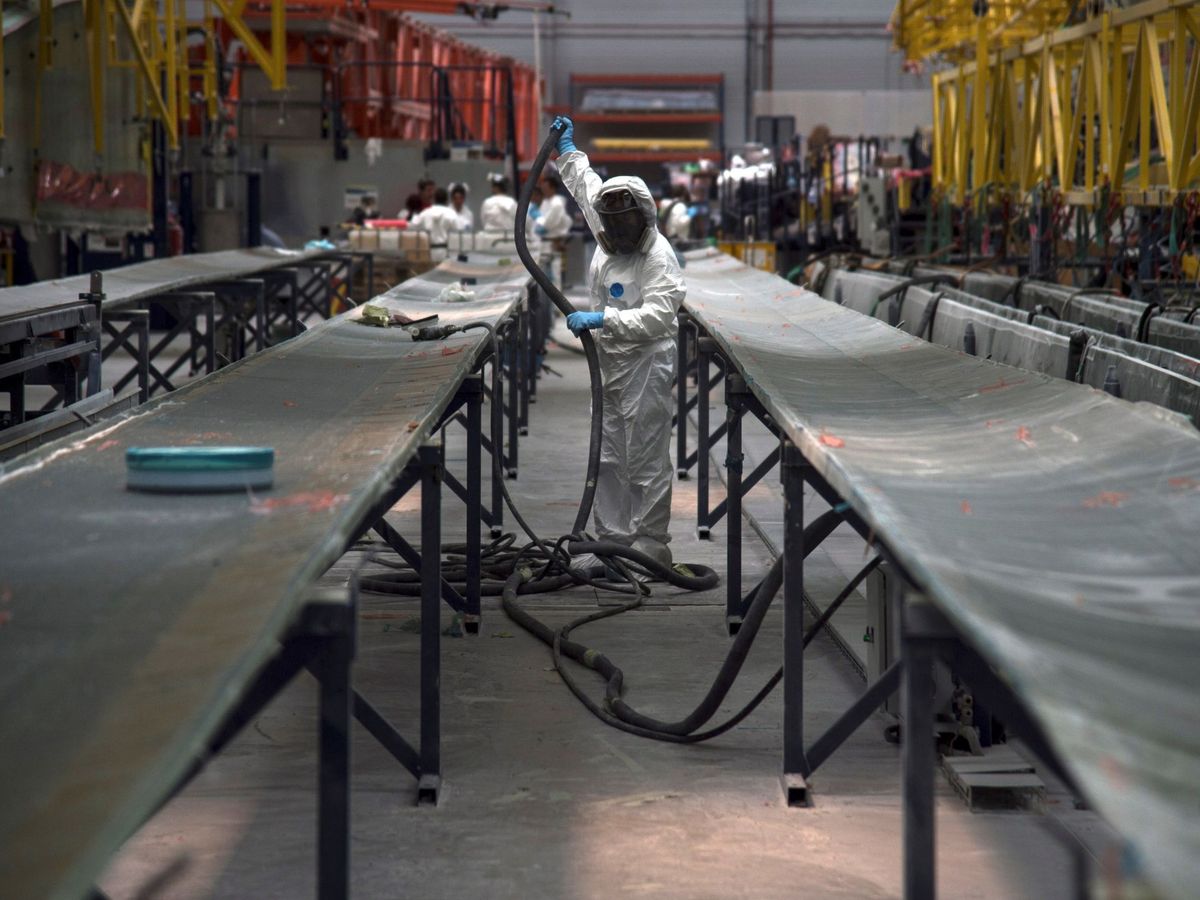 Foto: Vista general de la fábrica de palas para aerogeneradores Siemens Gamesa.(EFE/Iñaki Porto)