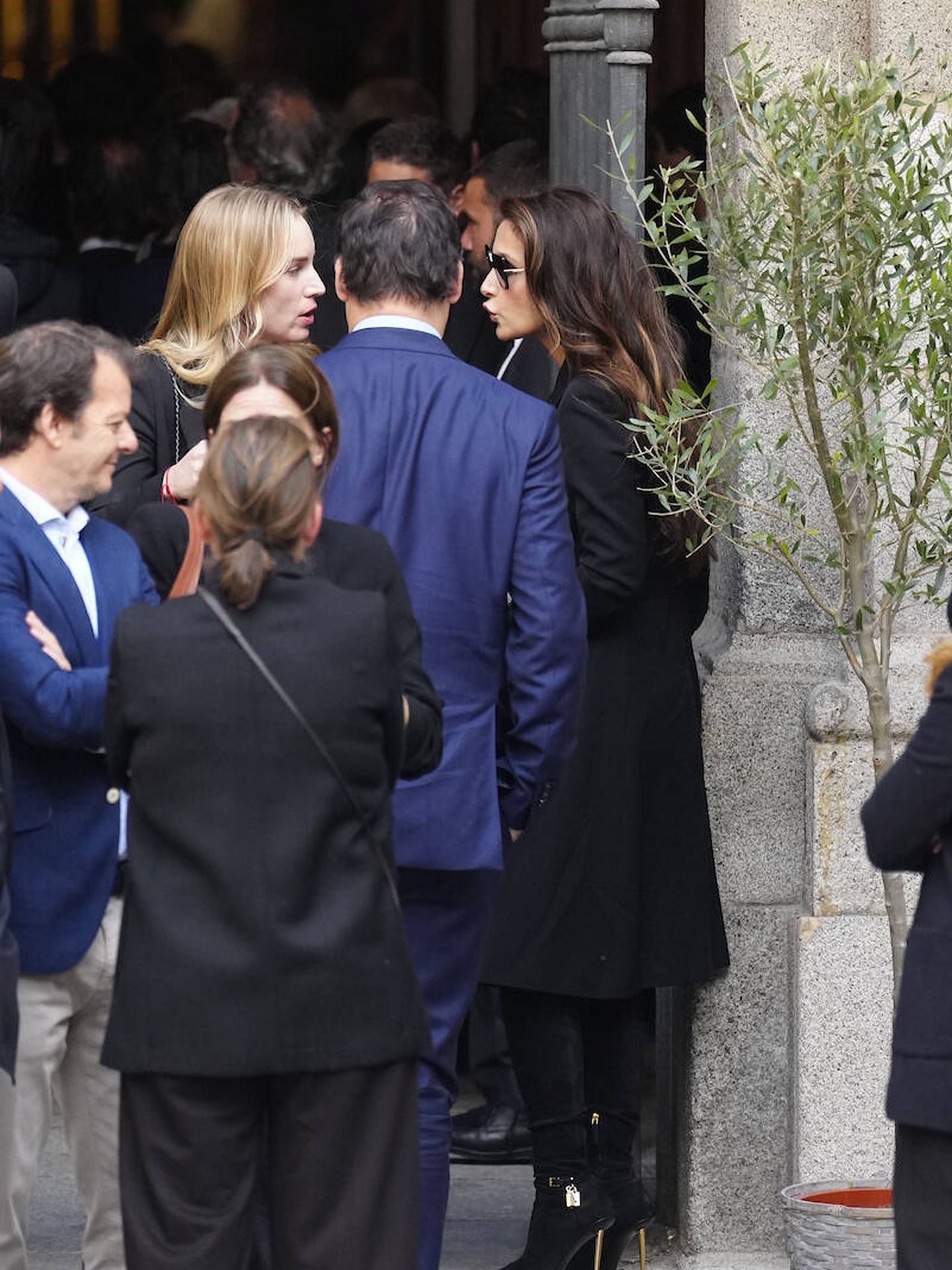 Paloma Cuevas conversa con otros asistentes al funeral de Fernando Gómez-Acebo. (Limited Pictures)