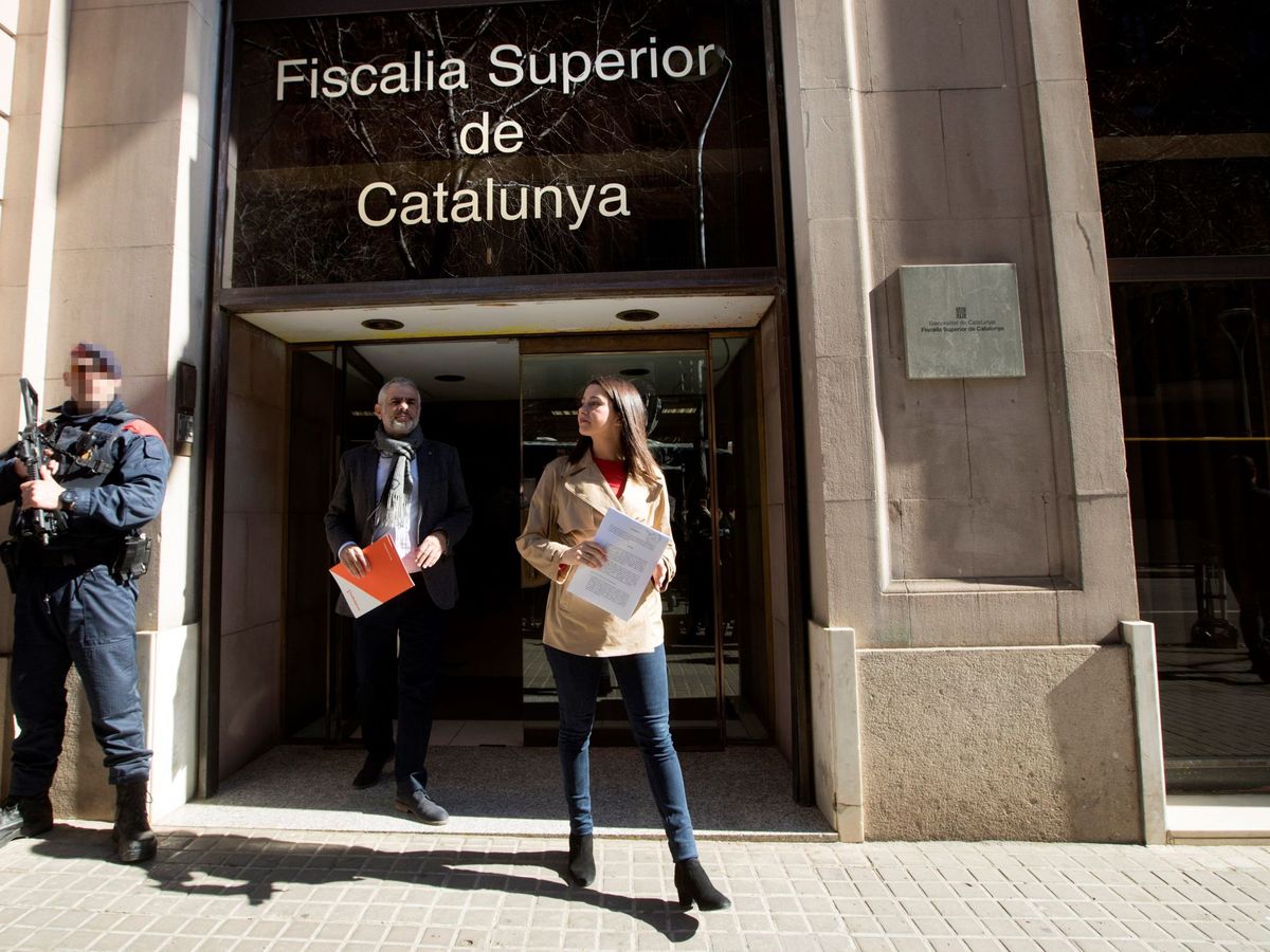 Foto: Inés Arrimadas, junto al portavoz de la formación, Carlos Carrizosa, a su salida de la Fiscalia Superior de Cataluña. (EFE)